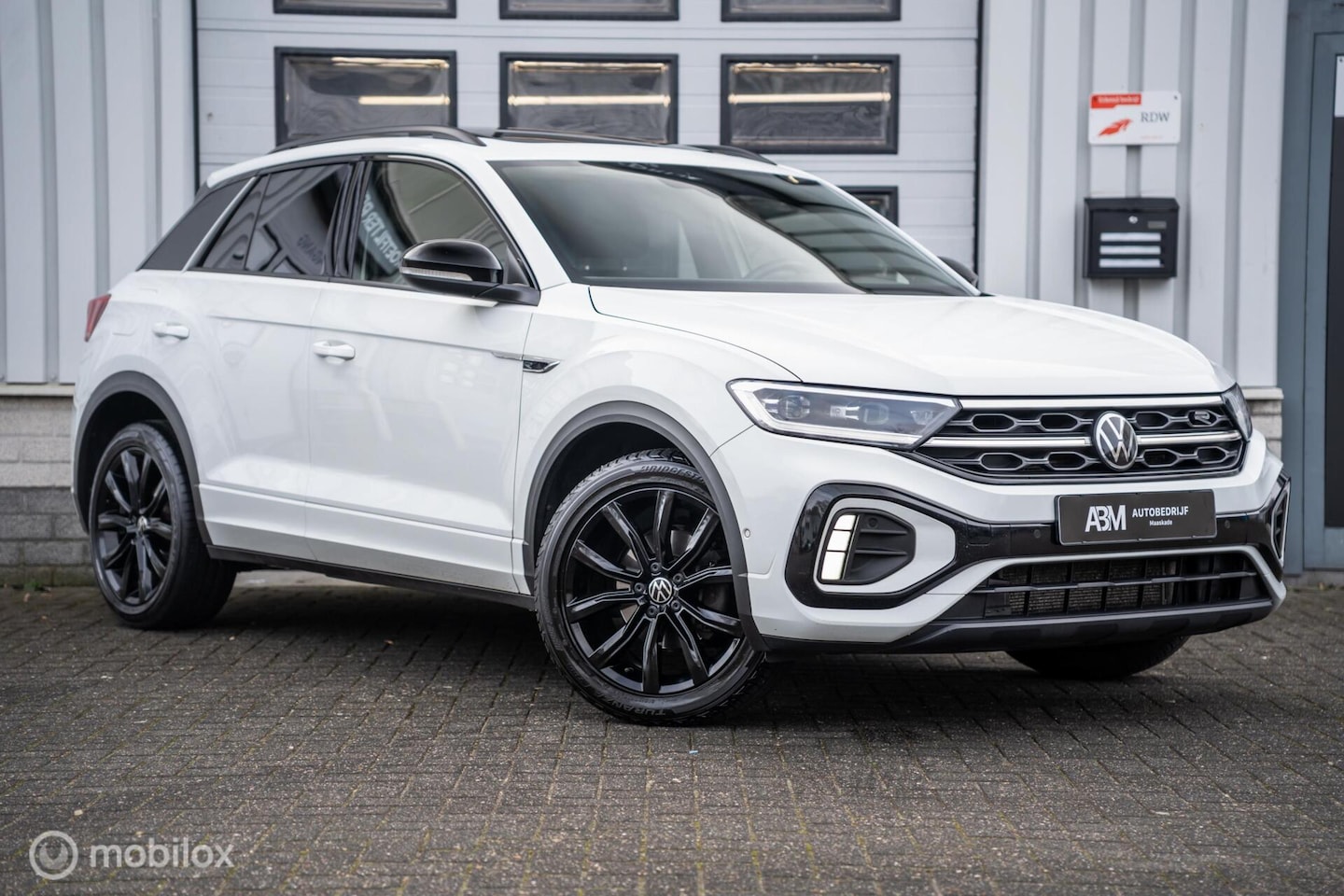Volkswagen T-Roc - 1.5 TSI R-Line Pano IQ-Light Night Beats - AutoWereld.nl