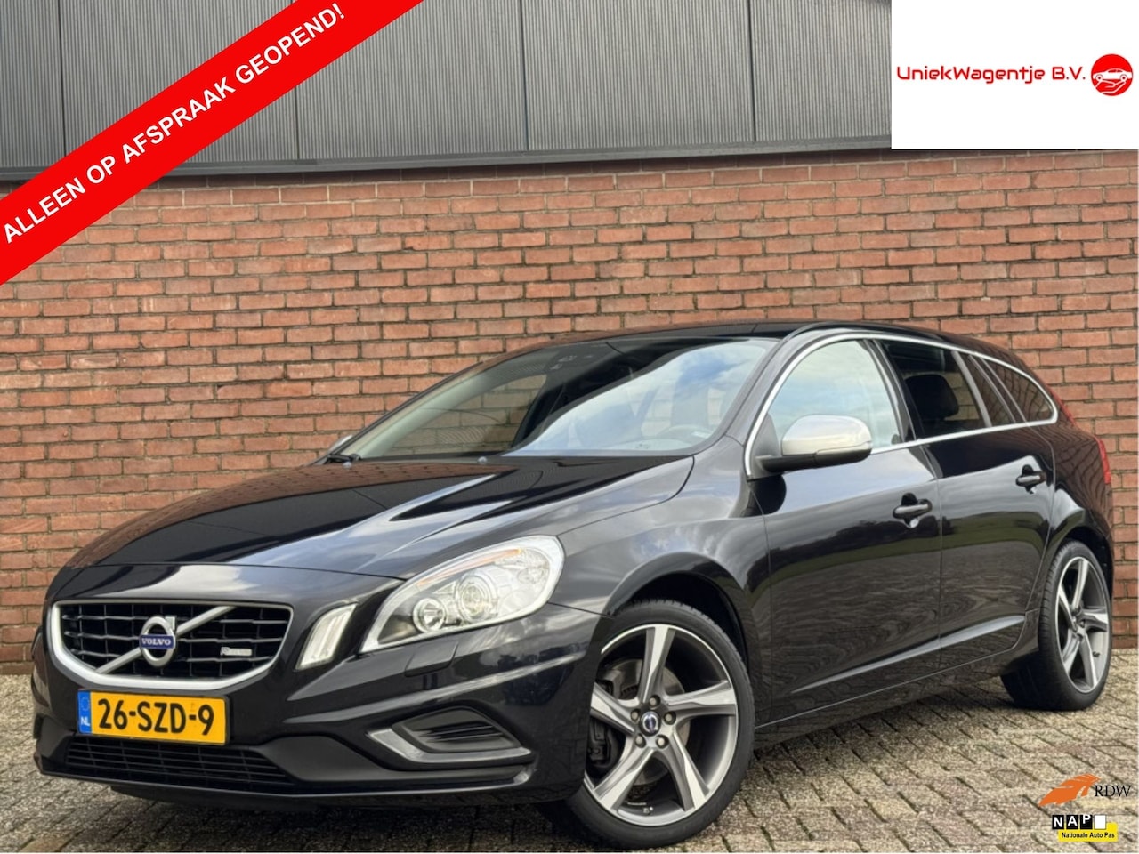 Volvo V60 - 2.0 T5 R-DESIGN | NL-AUTO! | DEALER OH | TREKHAAK! - AutoWereld.nl