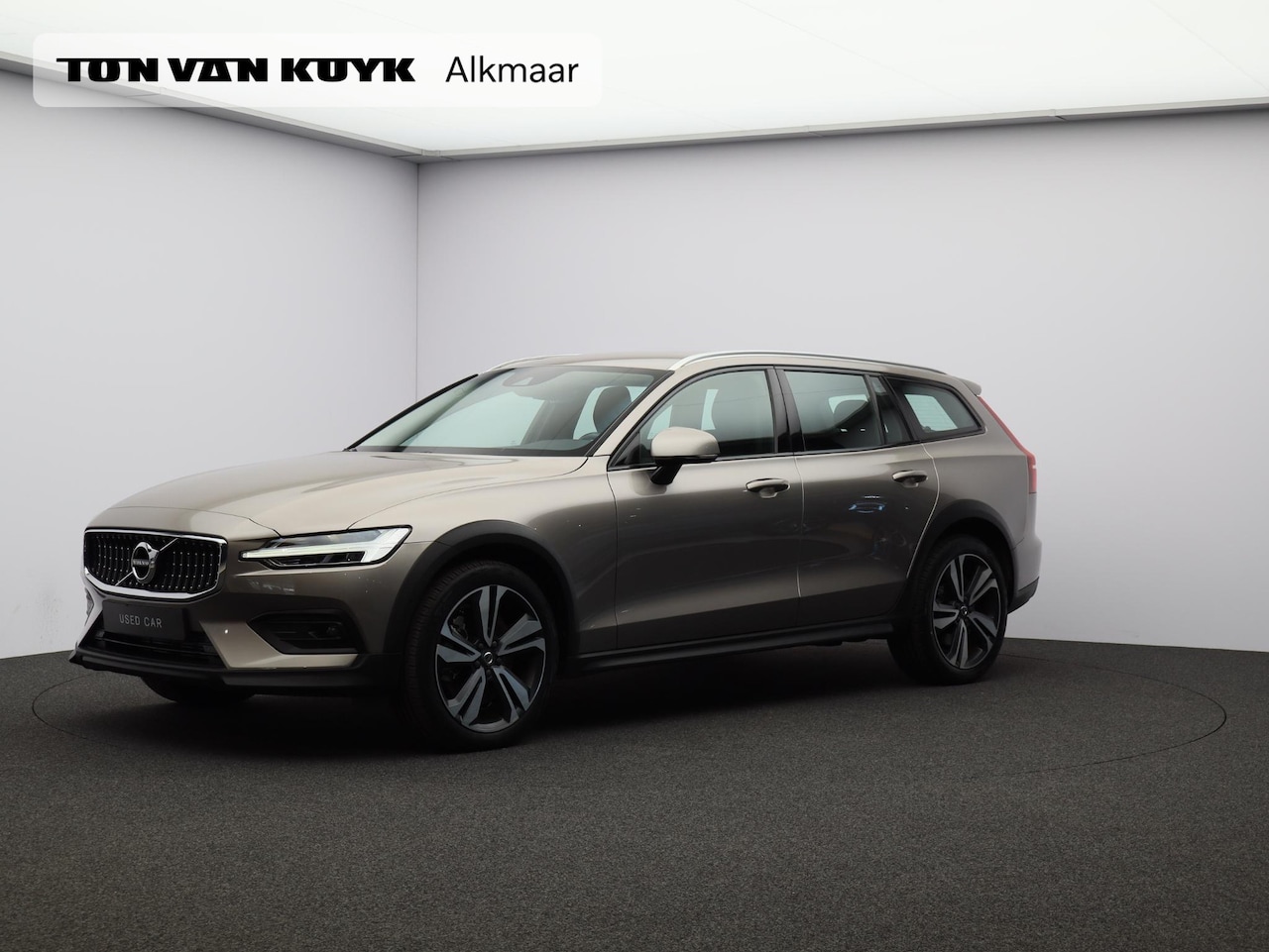Volvo V60 Cross Country - 2.0 B5 AWD Pro / Trekhaak / Lederen Bekleding / Elektrisch Verst. Stoelen / Stoel+Stuurver - AutoWereld.nl