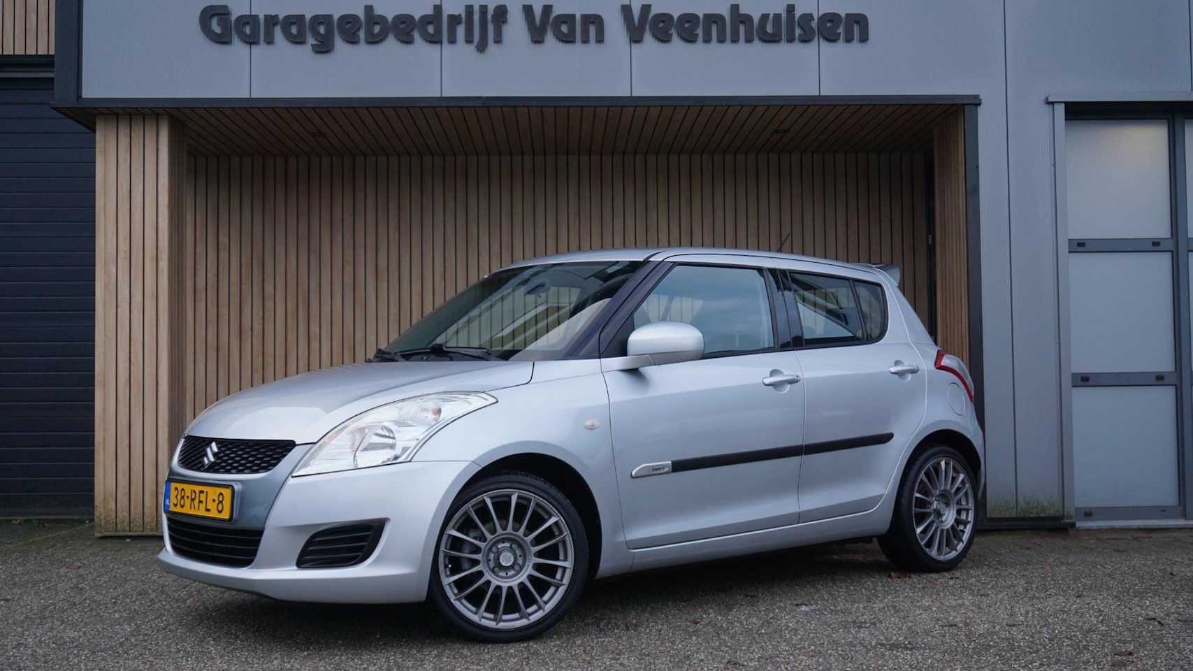 Suzuki Swift - 1.2 90pk 5Drs Comfort & Sport Airco 17inch LM A-Spoiler Stoelverwarming Afn.Trekhaak 97588 - AutoWereld.nl