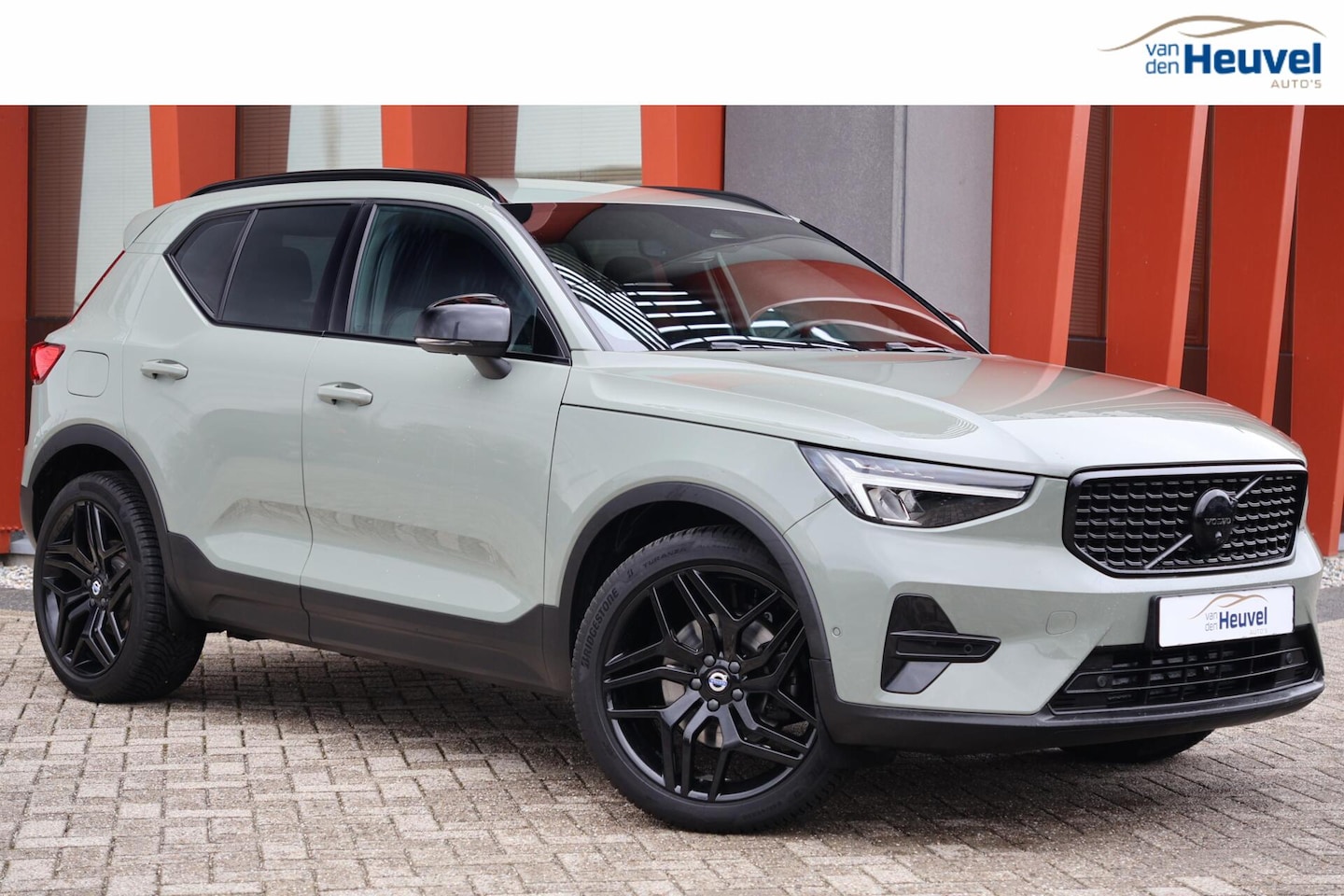 Volvo XC40 - B3 Plus Dark | Stoelverwarming | 360° Camera | H/K | Memory Stoelen | Glossy Black - AutoWereld.nl