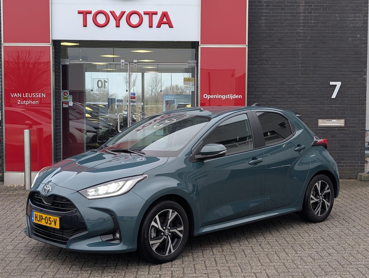 Toyota Yaris - 1.5 HYBRID 115 DYNAMIC LED CAMERA NAVI STUUR- & STOELVERW. 16"LM-VELGEN P-SENSOREN - AutoWereld.nl