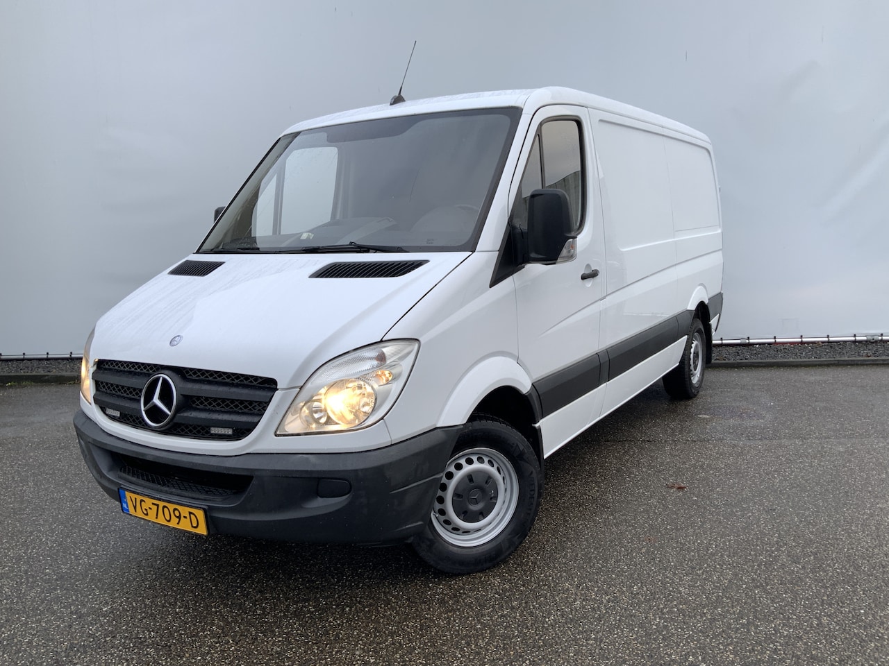 Mercedes-Benz Sprinter - 313 2.2 CDI 366 L2H1 2 Zits Trekhaak 3500 kg Opstap Werkkasten in de laad ruimte Euro.5 - AutoWereld.nl