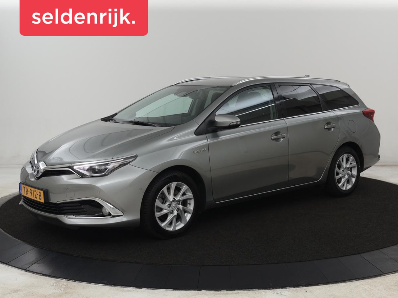 Toyota Auris - 1.8 Hybrid Executive | Stoelverwarming | Half leder | Navigatie | Keyless | Climate contro - AutoWereld.nl