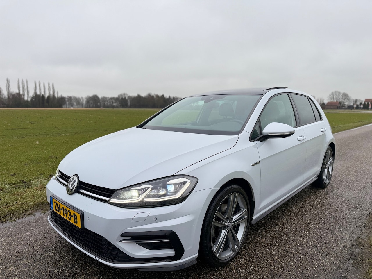 Volkswagen Golf - 1.5 TSI Highline DSG 2x R line PANO VIRTUAL - AutoWereld.nl