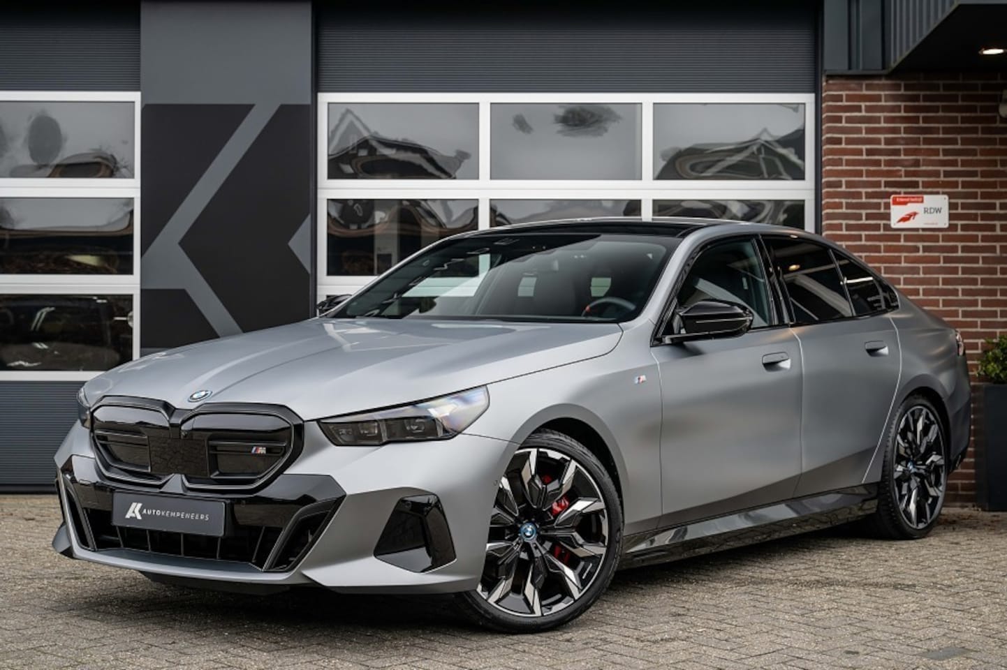 BMW i5 - M60 xDrive M-Sport Pro | Bowers & Wilkins | Keyless | Elek. trekhaak | Iconic glow | Panor - AutoWereld.nl