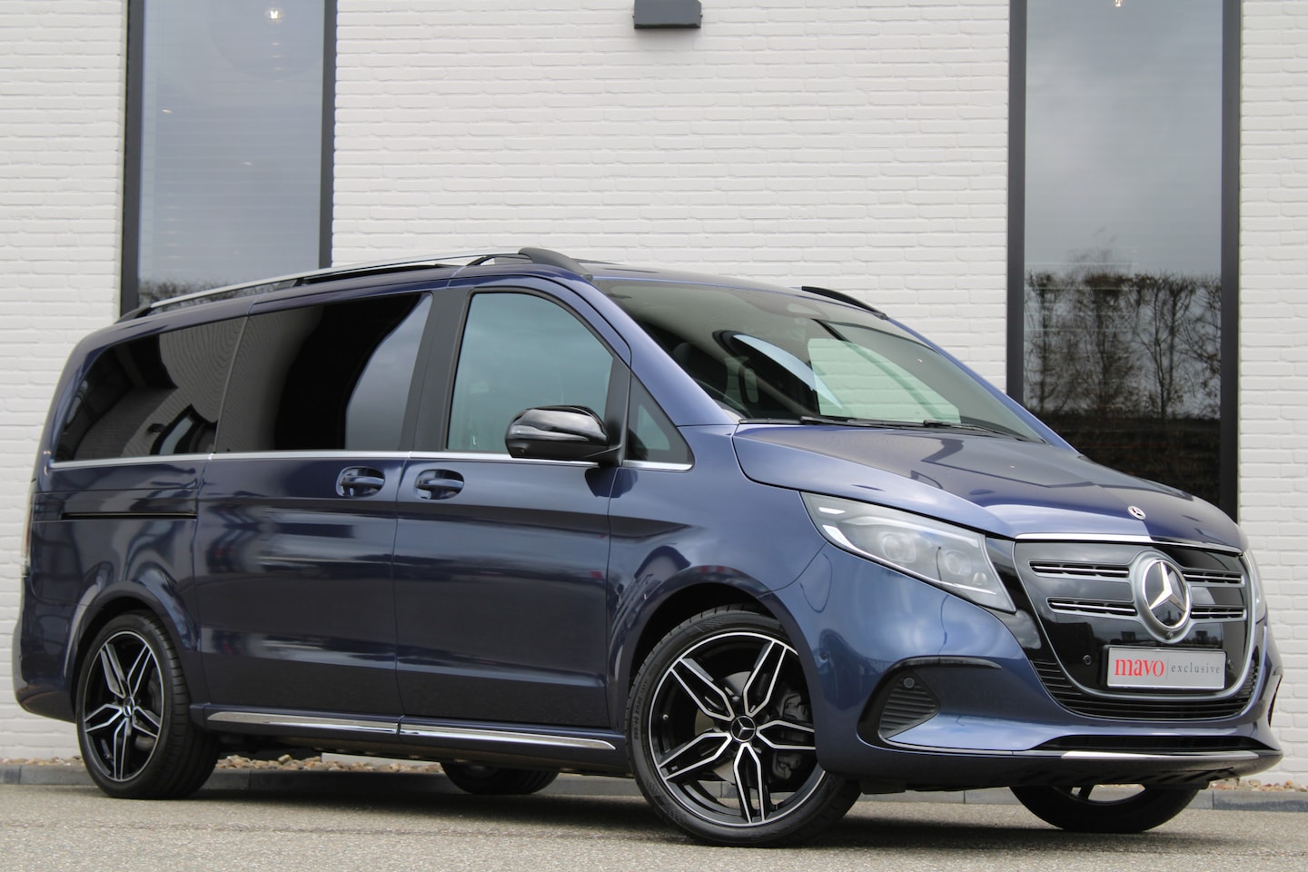 Mercedes-Benz EQV - 300 L2 / AMG / New Model / Panorama / 7-Persoons / 360 Camera / Vol Opties / NIEUWSTAAT - AutoWereld.nl