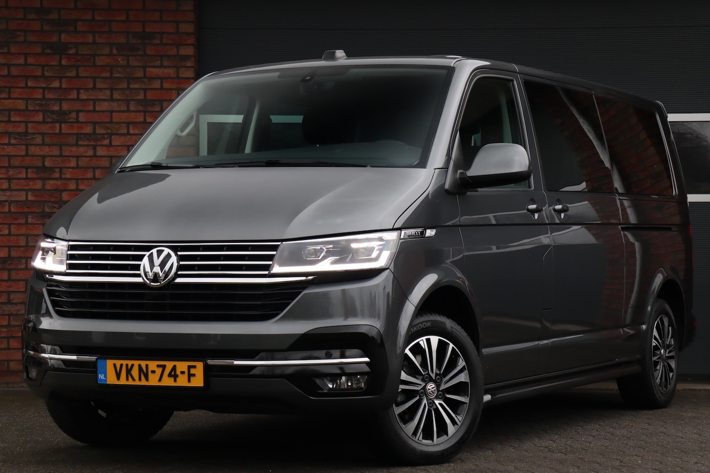 Volkswagen Transporter - 2.0 TDI DSG L2H1 DC Bulli, Leder, 2x schuifdeur - AutoWereld.nl