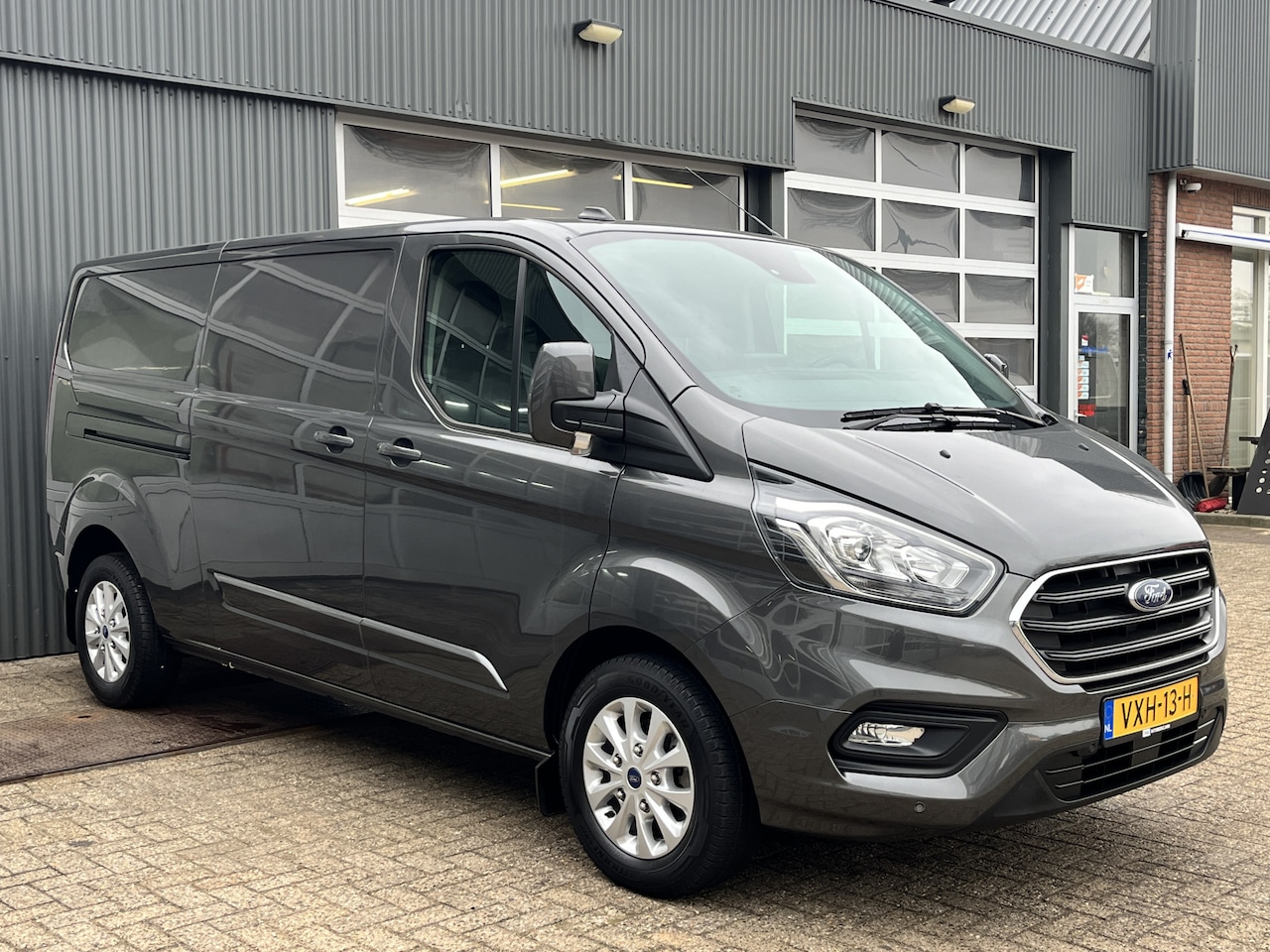 Ford Transit Custom - 320 2.0 TDCI L2H1 Limited Airco Cruise control 3-Persoons Stoelverwarming Telefoonverbindi - AutoWereld.nl