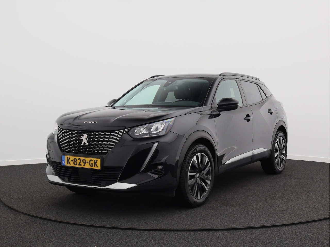 Peugeot 2008 - 1.2 PureTech Blue Lease Allure/ lage km/ trekhaak! - AutoWereld.nl