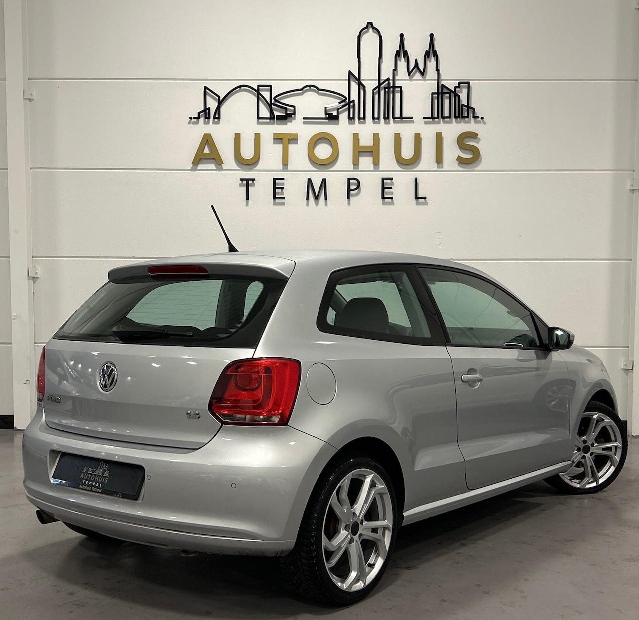 Volkswagen Polo - 1.4-16V Comfortline Automaat Airco Carplay Parkeersensoren Isofix - AutoWereld.nl