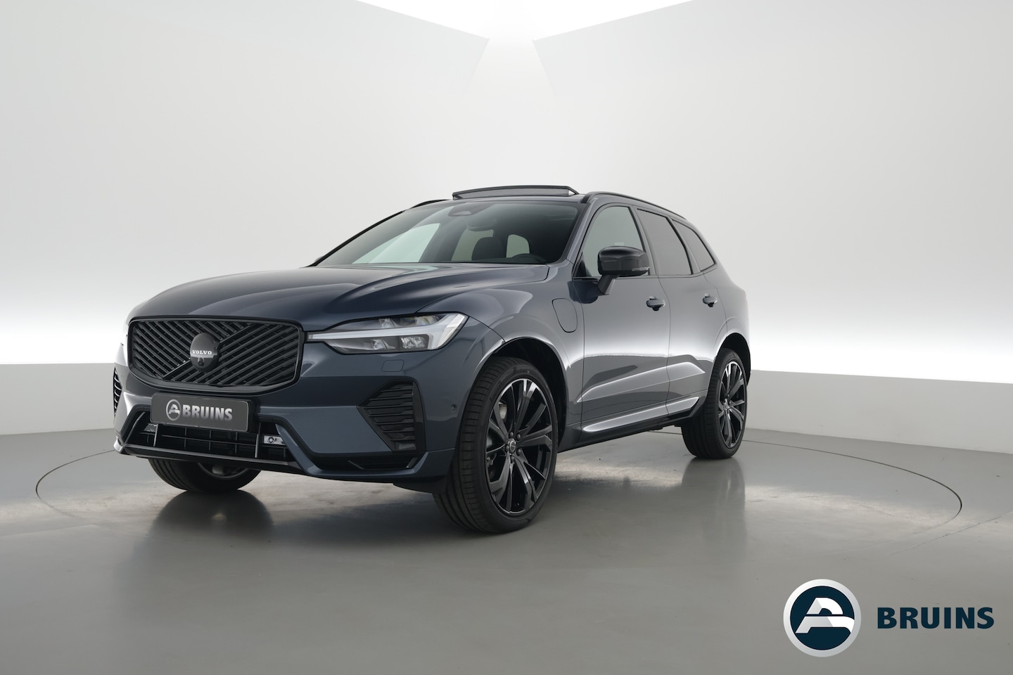 Volvo XC60 - 2.0 T8 Plug-in hybrid AWD Plus Black Edition | Pano | Head up | 360 Camera | Blis | Acc | - AutoWereld.nl