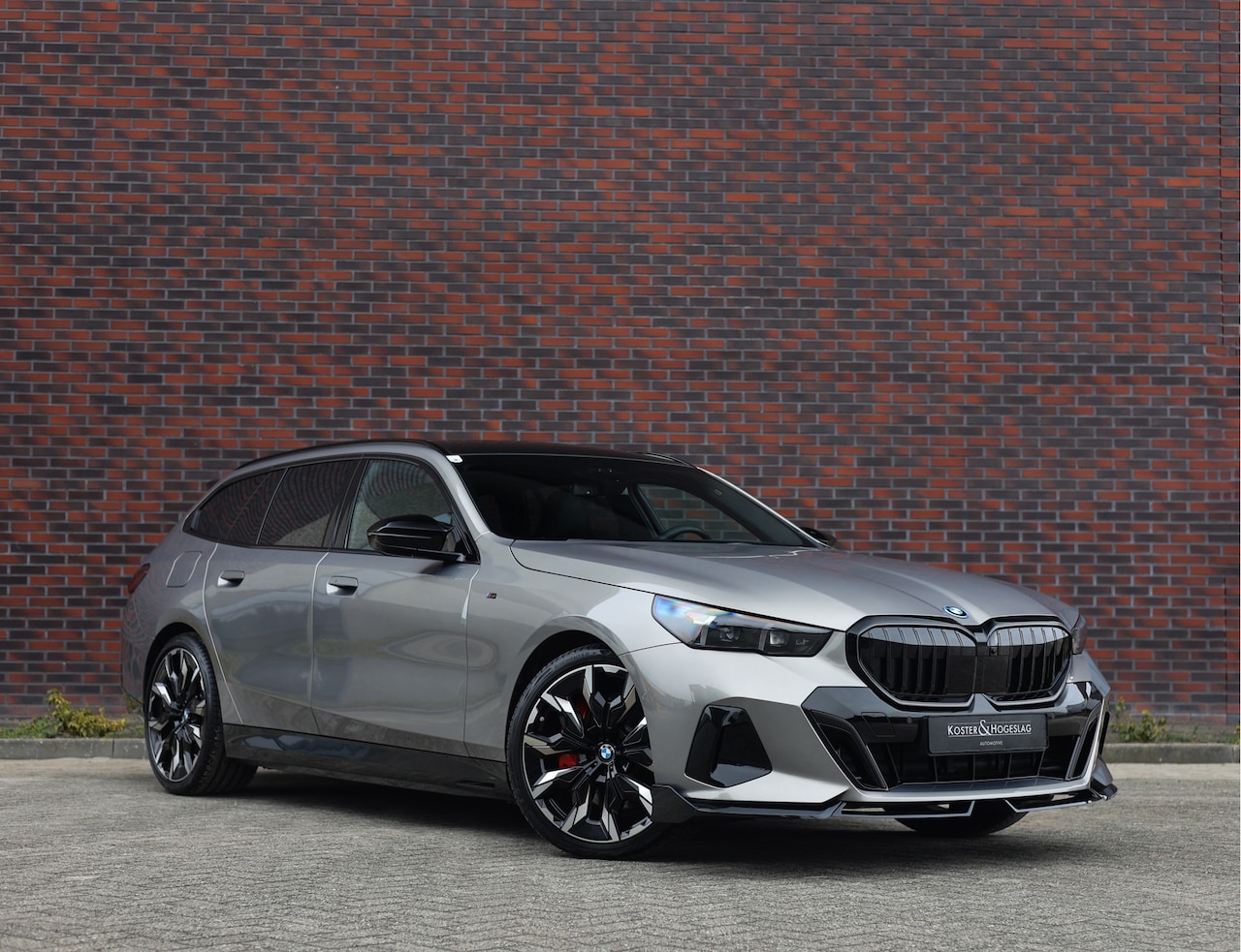 BMW 5-serie Touring - 550e xDrive | Pano - Trekhaak - Bow&Wil - AutoWereld.nl