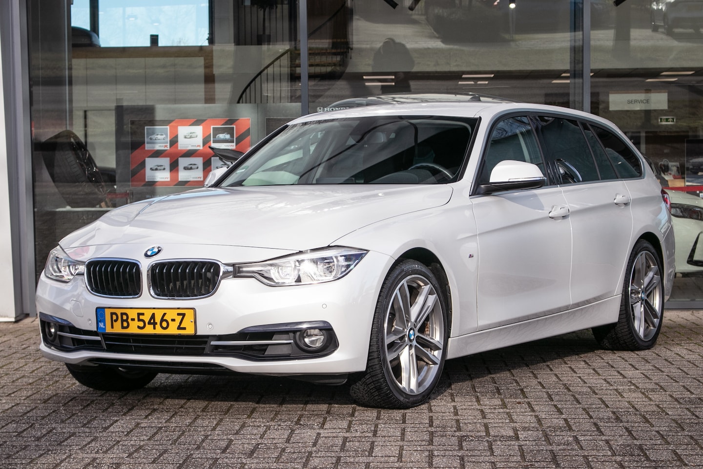 BMW 3-serie Touring - 320i Corporate Lease High Executive automaat - Leder | Trekhaak wegkl. | Navi - AutoWereld.nl