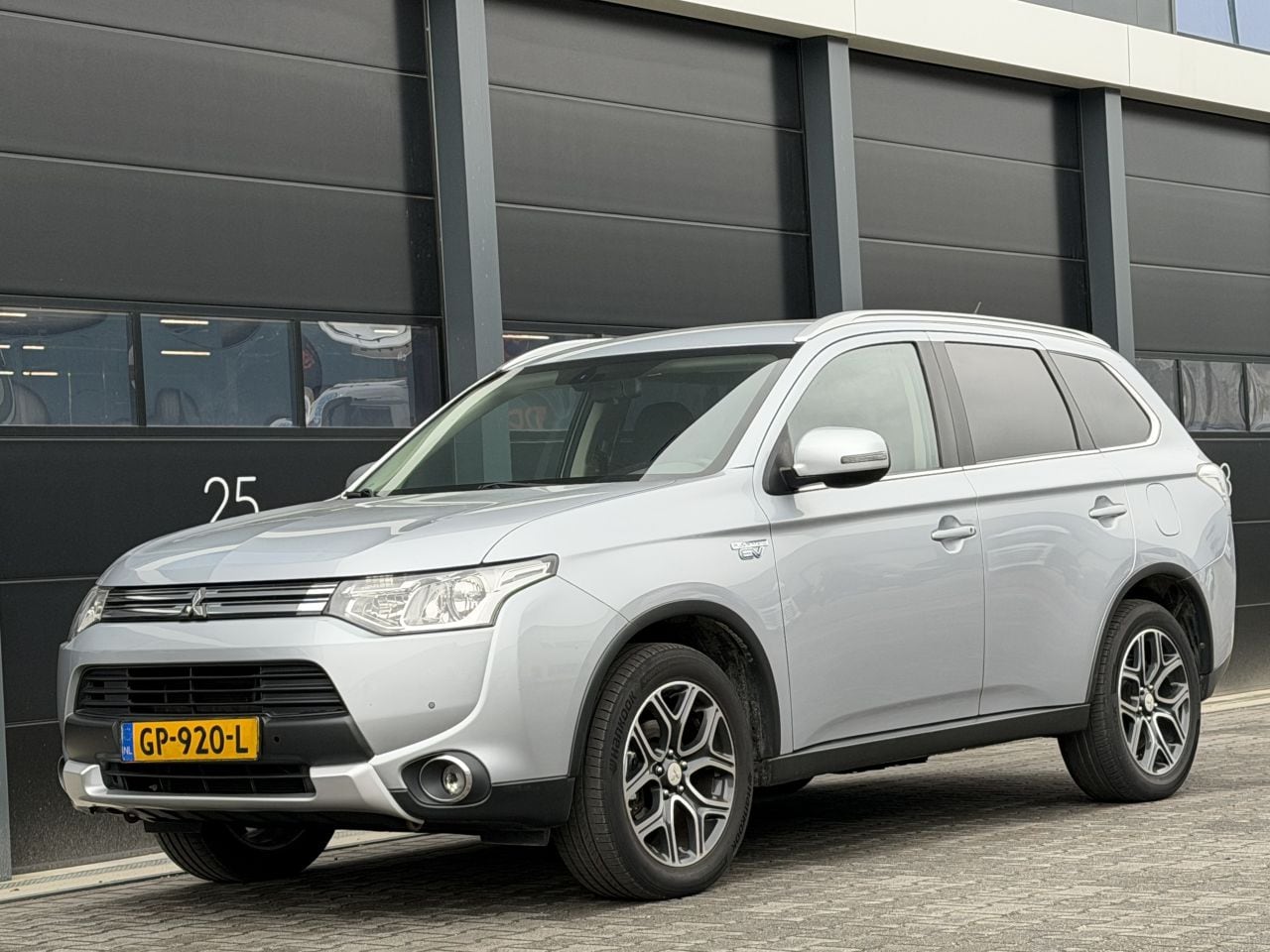 Mitsubishi Outlander - 2.0 PHEV Camera Navi Clima PDC - AutoWereld.nl