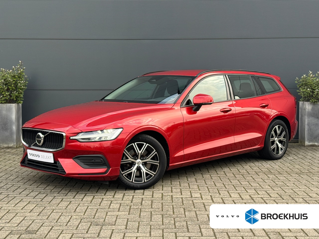 Volvo V60 - 2.0 B3 Essential | Achterbank verwarmd | Achteruitrijcamera | Cruise control - AutoWereld.nl