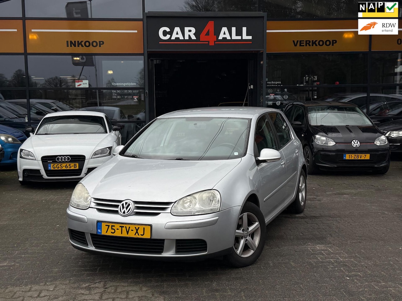 Volkswagen Golf - 1.6 FSI Optive 3 MOTORREVISIE GEHAD/CARPLAY/AIRCO/APK 10-10-2026 - AutoWereld.nl