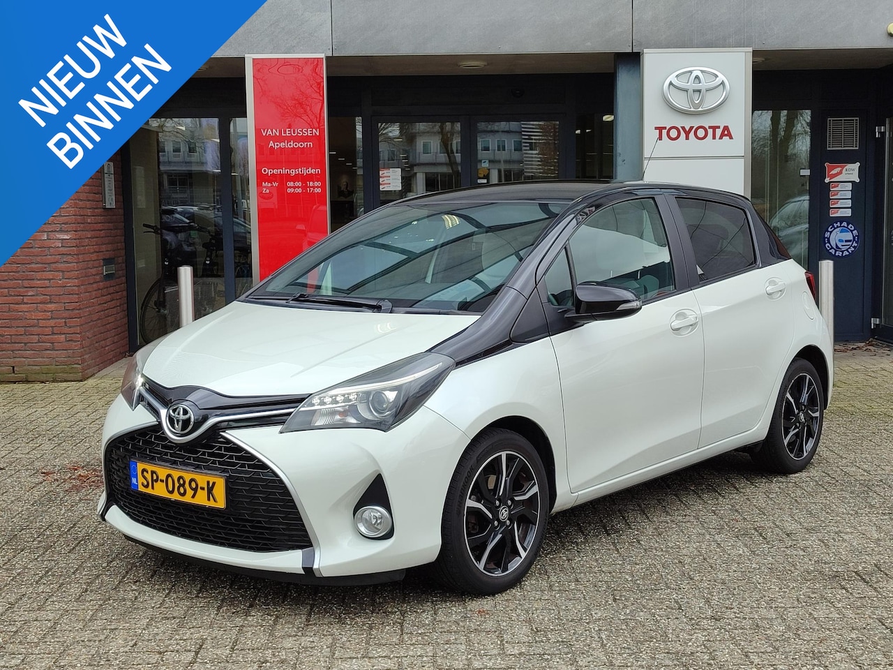 Toyota Yaris - 1.0 VVT-i BI-TONE TREKHAAK LM-VELGEN CLIMA BLUETOOTH CAMERA PRIVACY GLASS EL-RAMEN/SPIEGEL - AutoWereld.nl
