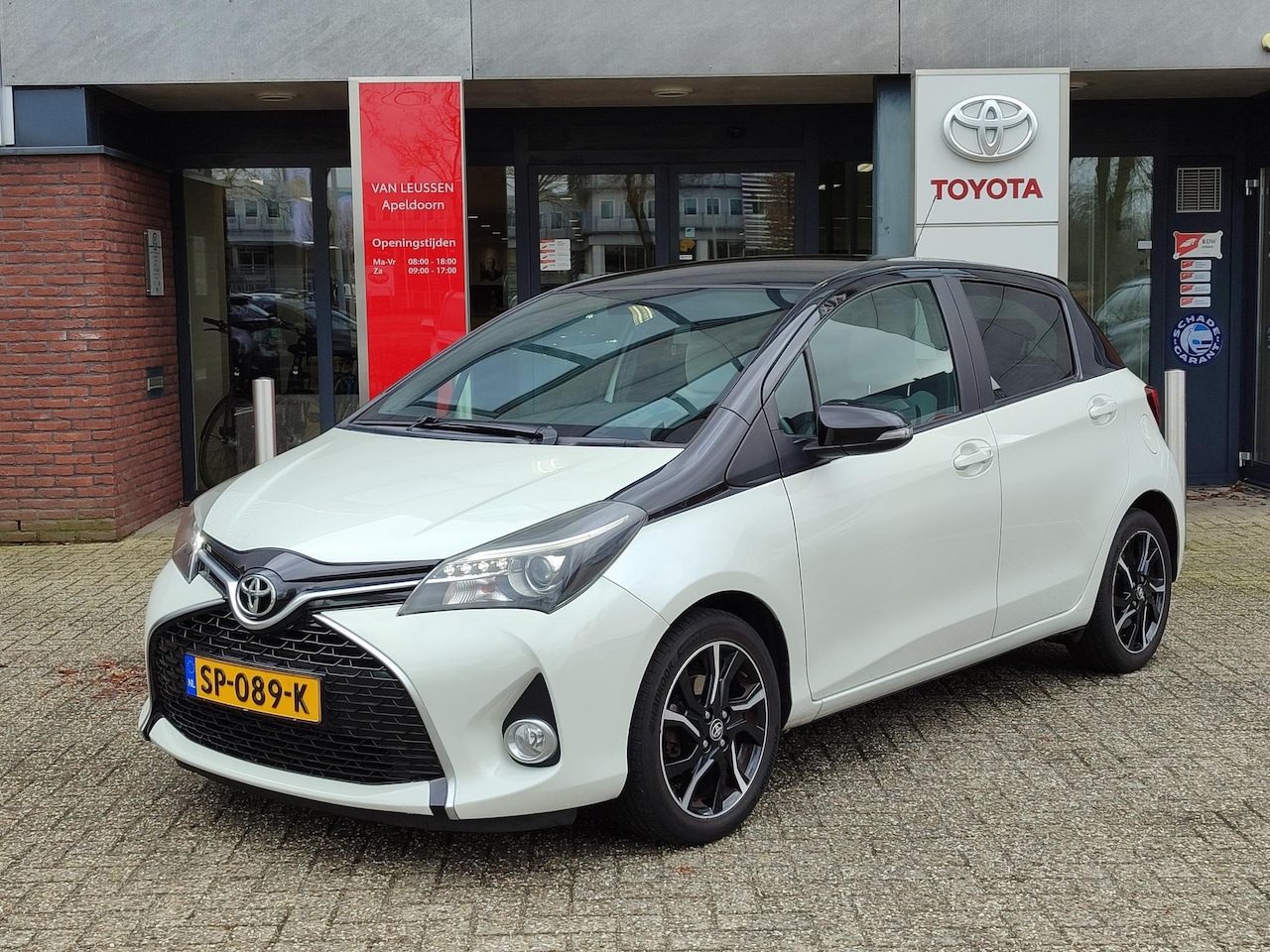 Toyota Yaris - 1.0 VVT-i BI-TONE TREKHAAK LM-VELGEN CLIMA BLUETOOTH CAMERA PRIVACY GLASS EL-RAMEN/SPIEGEL - AutoWereld.nl
