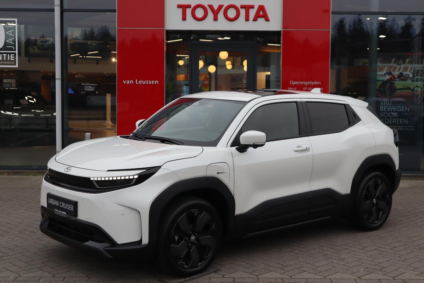 Toyota Urban Cruiser - EXECUTIVE 61KWH PANODAK JBL-AUDIO 360°CAMERA 19"LM-VELGEN LED-PRISMA STOEL/STUURVERWARMING - AutoWereld.nl