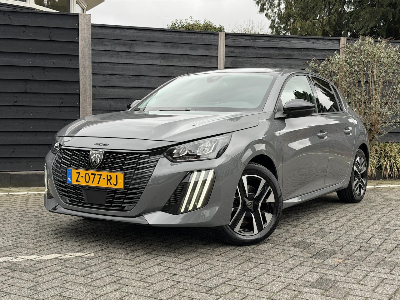 Peugeot 208 - Allure 1.2 Hybrid 100PK e-DCS6 Automaat Navigatie, Achteruitrijcamera, Adaptieve Cruise Co - AutoWereld.nl