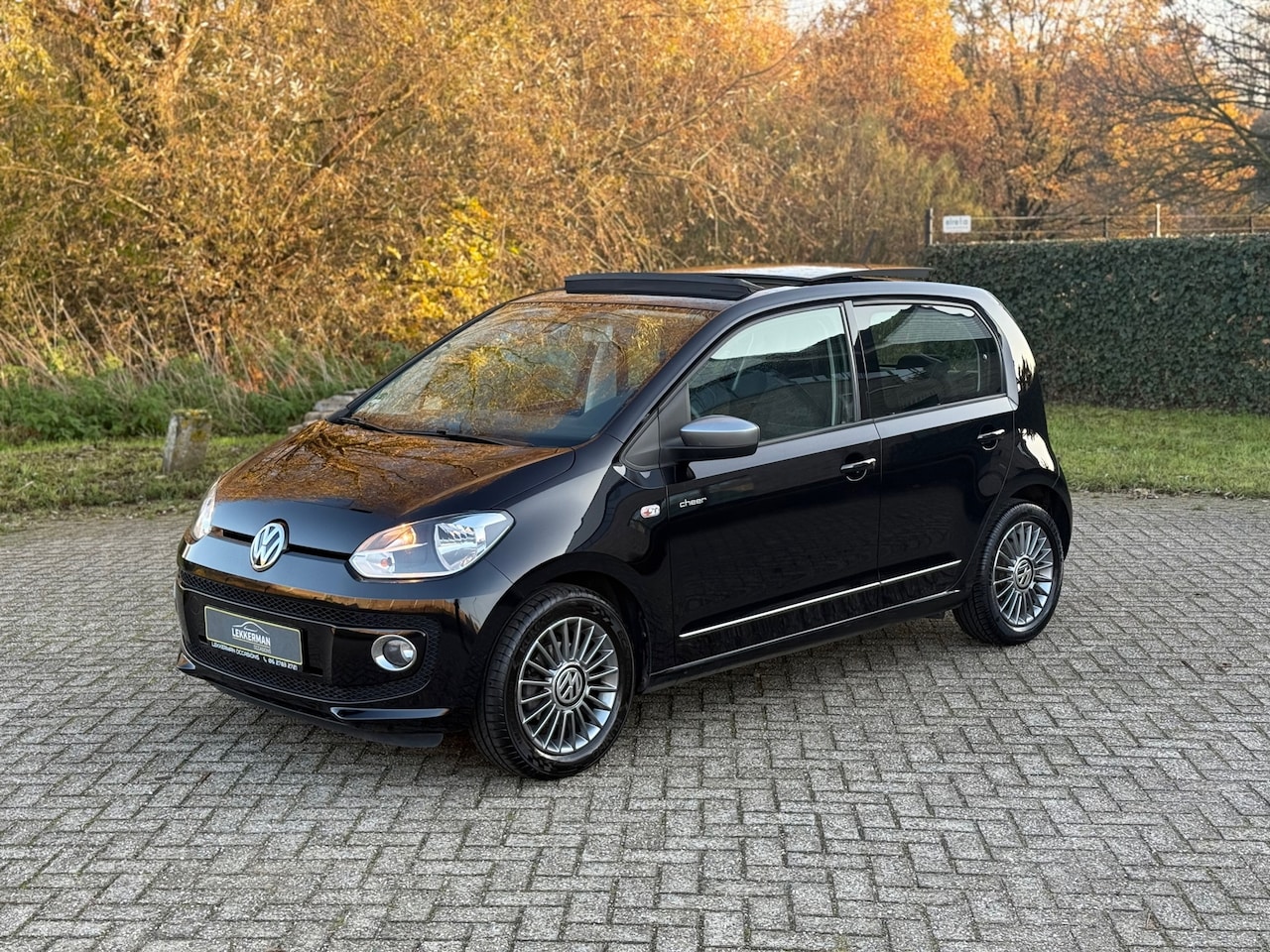 Volkswagen Up! - 1.0 CHEERS PANOSCHUIFDAK I CRUISE I STOELVERWARMING I 79.493KM - AutoWereld.nl