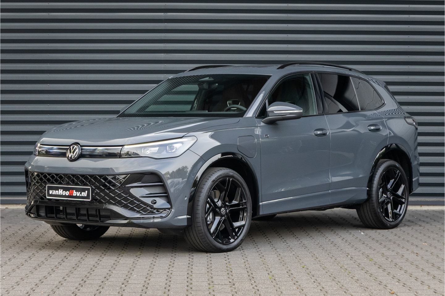 Volkswagen Tiguan - 1.5 eHybrid R-Line Pano-20''-Black - AutoWereld.nl