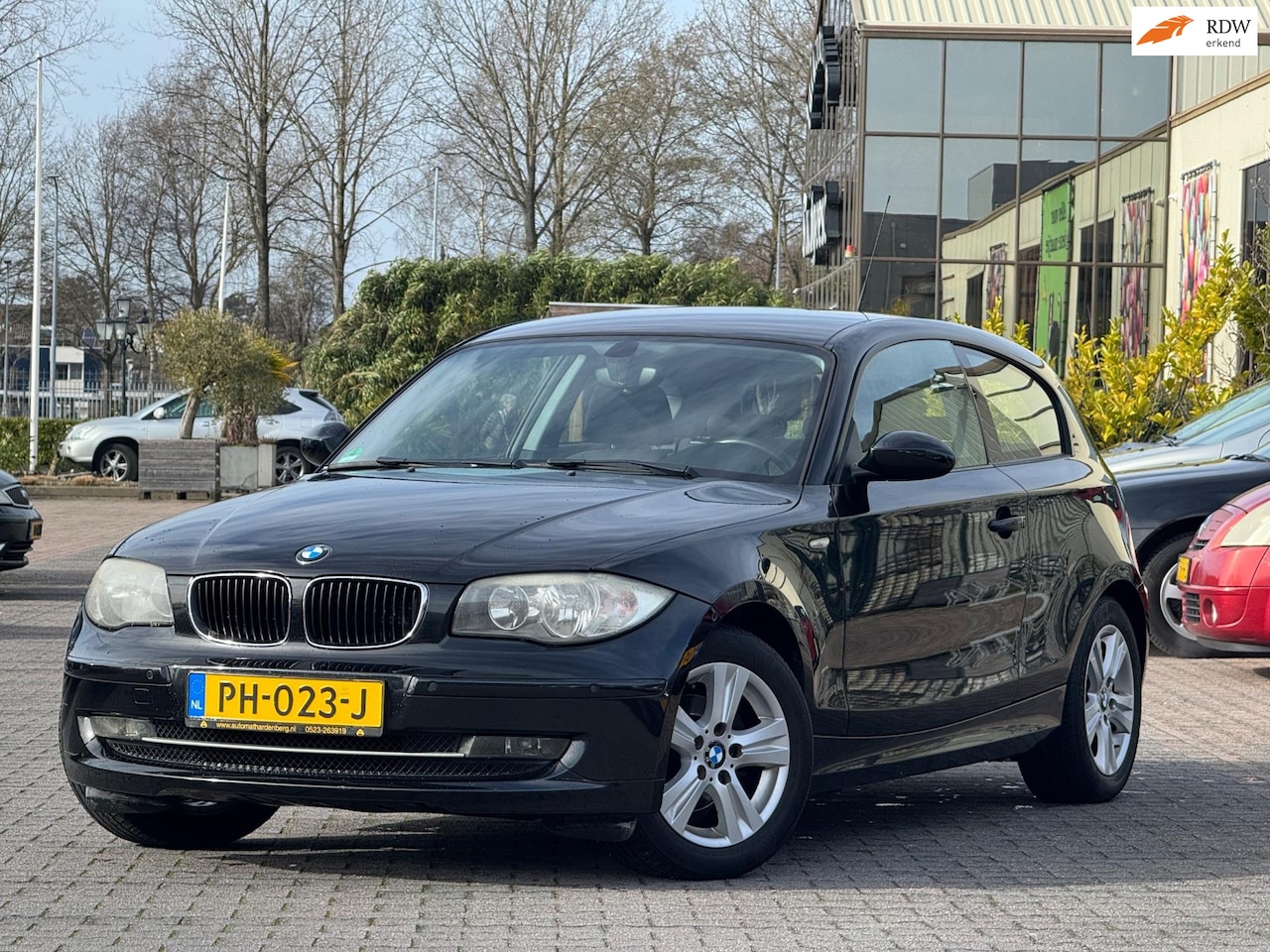 BMW 1-serie - 116i High Executive | Airco | Parkeersensoren | 2 sleutels | Onderhoudhistorie | Elektrisc - AutoWereld.nl