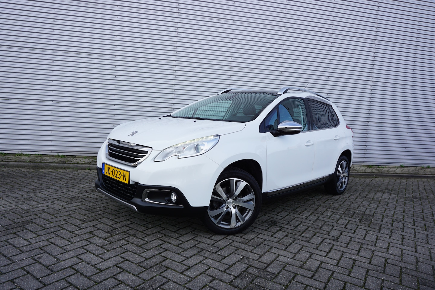 Peugeot 2008 - 1.2 PureTech Allure Climate / Navi / Cruise / Pano / Parkeers. / Trekhaak / Lm velgen / NA - AutoWereld.nl