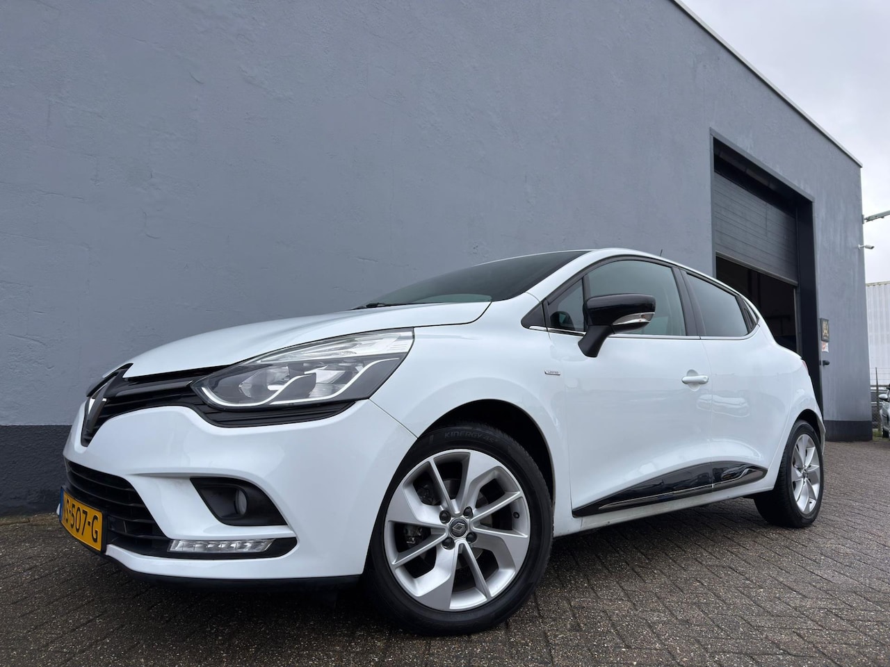 Renault Clio - 0.9 TCe Limited - Navigatie - LMV - AutoWereld.nl