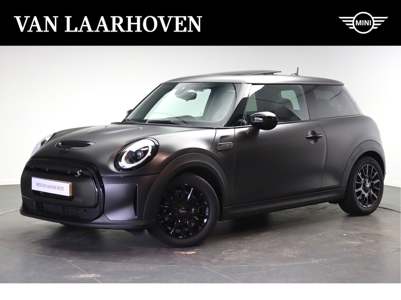 MINI Mini-Electric - Classic / Matzwarte wrap / Panoramadak / Sportstoelen / Achteruitrijcamera / Comfort Acces - AutoWereld.nl