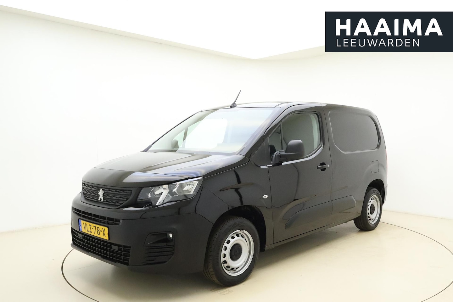 Peugeot Partner - 1.5 BlueHDI Premium 100 PK | Handgeschakeld | 3-Zits | Betimmering | Airco | Cruise Contro - AutoWereld.nl