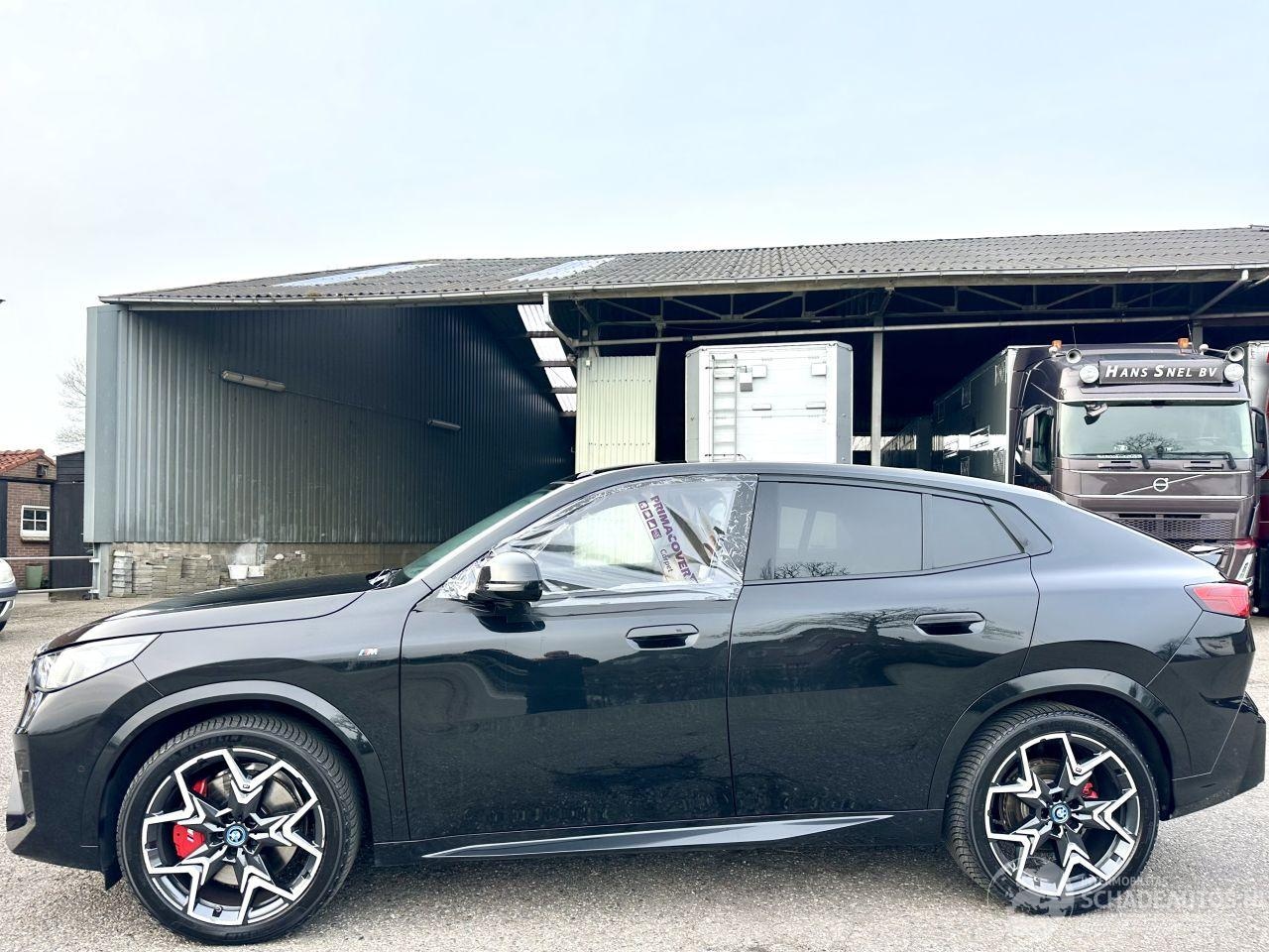 BMW iX2 - eDrive20 67kWh 204pk aut M-Sport - AutoWereld.nl