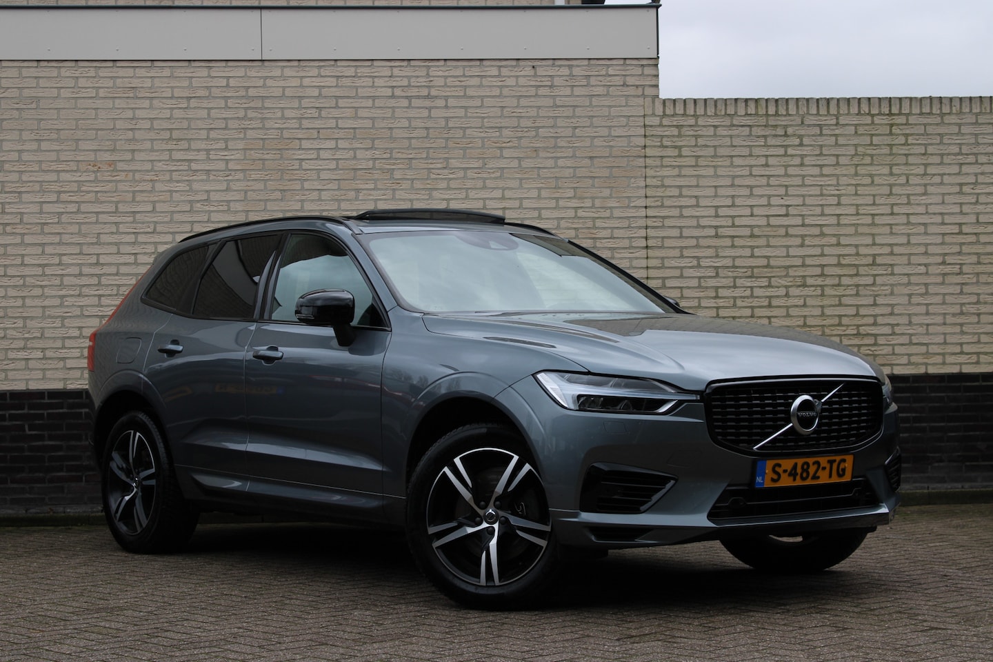 Volvo XC60 - 2.0 Recharge T6 AWD R-Design | Trekhaak | Adaptieve cruise | Panoramadak | H&K | Winterpac - AutoWereld.nl