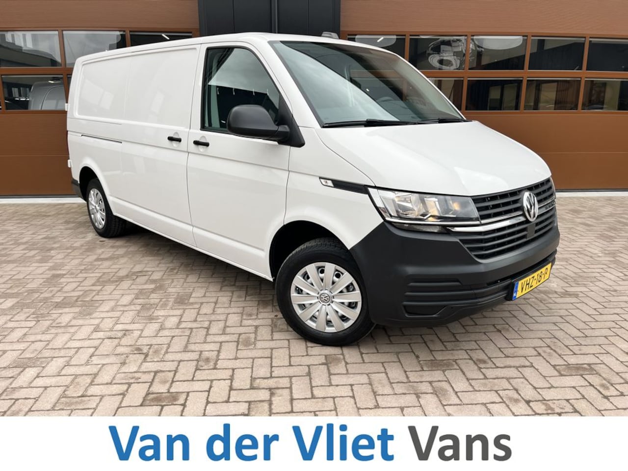 Volkswagen Transporter - T6.1 2.0 TDI 110 pk E6 L2 3-Zits Lease €382p/m, Airco, Carplay, PDC, Volledig onderhoudshi - AutoWereld.nl