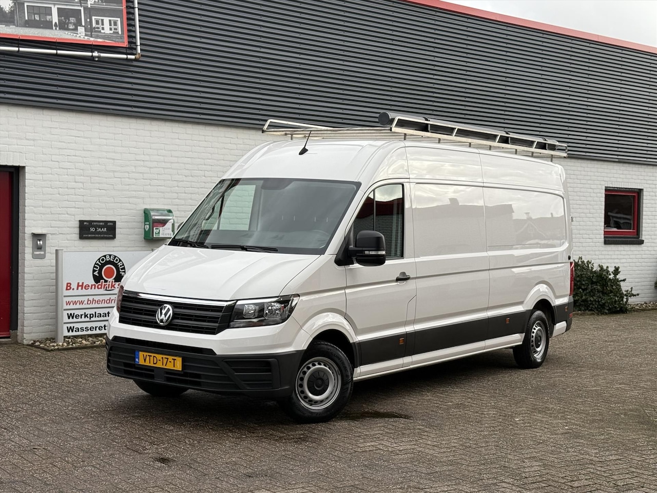 Volkswagen Crafter - GB 2.0 TDI 140pk L4H3 3500 FWD Trendline/ Imperiaal/ Vloer + wandplaten/ Trekhaak/ Bluetoo - AutoWereld.nl
