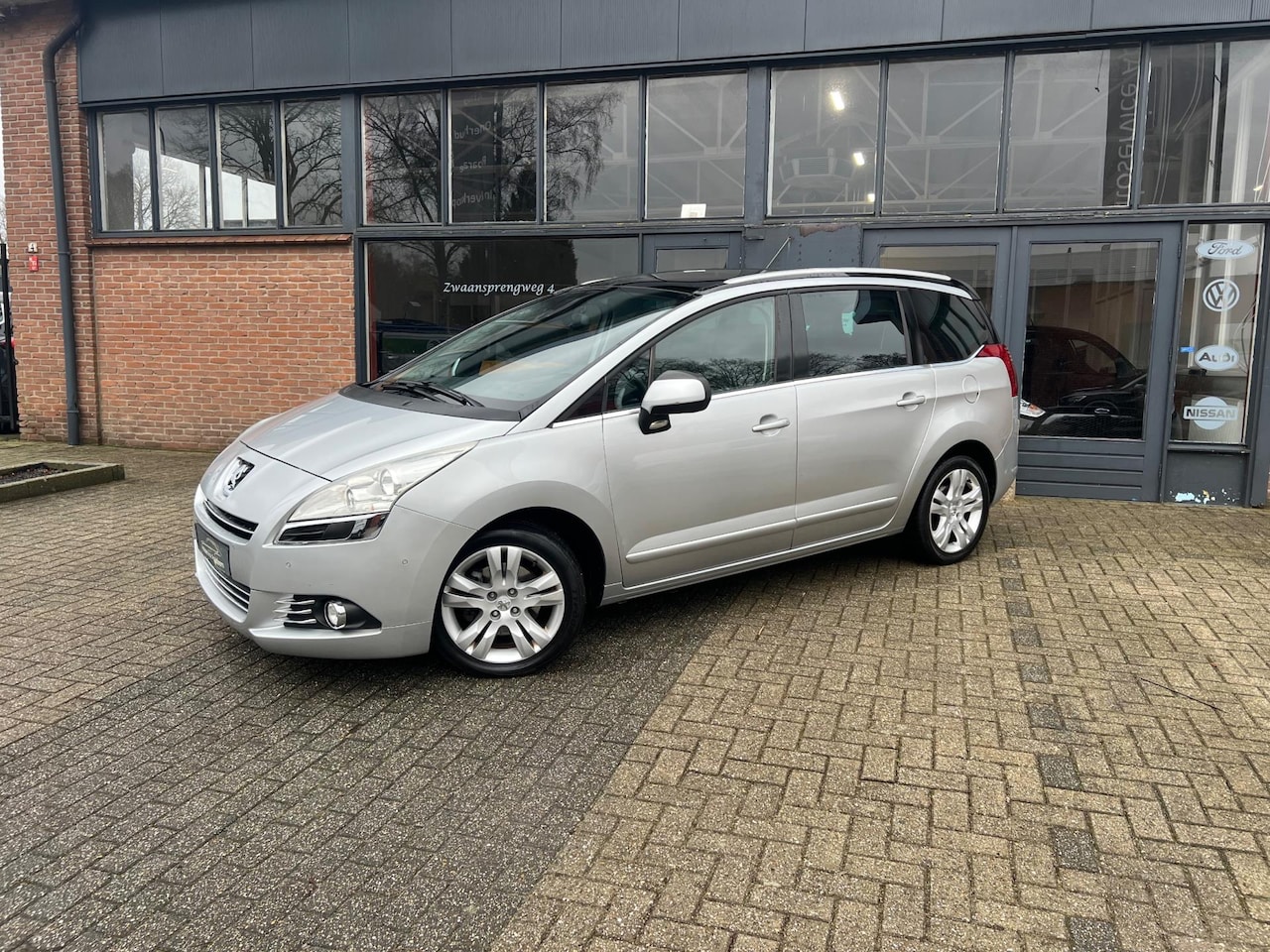 Peugeot 5008 - 1.6 THP Blue Lease Executive 7p. 1.6 THP Blue Lease Executive 7p., Pano, Cruise, Navi - AutoWereld.nl