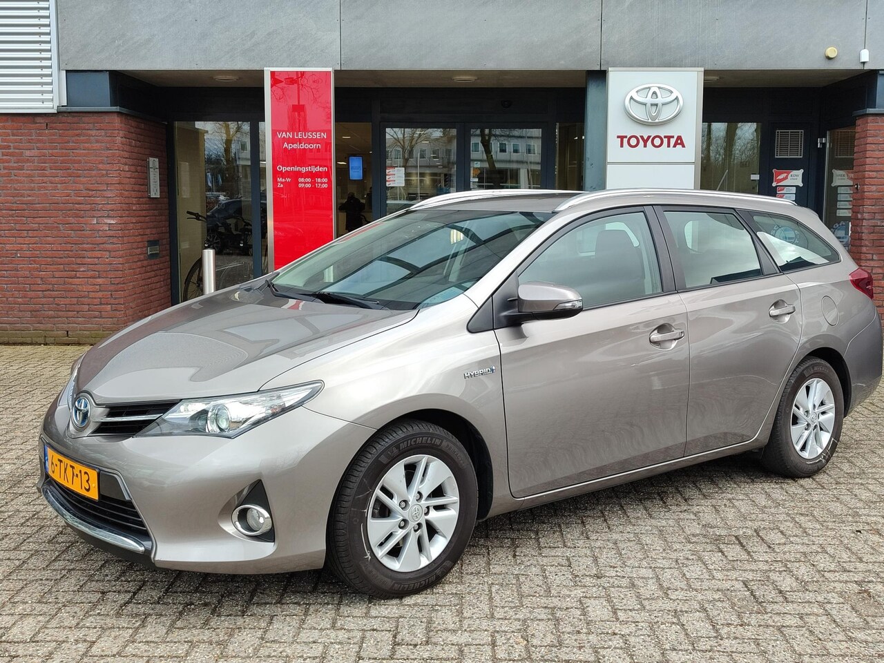 Toyota Auris Touring Sports - 1.8 Hybrid ASPIRATION TREKHAAK CRUISE NAVI BLUETOOTH CLIMA 16'' LM-VELGEN CAMERA NL-AUTO - AutoWereld.nl