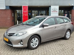 Toyota Auris Touring Sports - 1.8 Hybrid ASPIRATION TREKHAAK CRUISE NAVI BLUETOOTH CLIMA 16'' LM-VELGEN CAMERA NL-AUTO