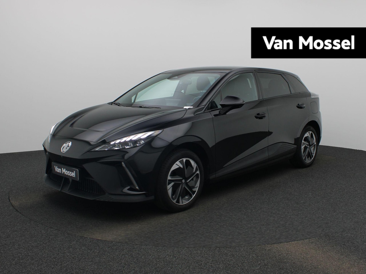 MG MG4 - 64 kWh Luxury | ACHTERUITRIJCAMERA | APPLE CARPLAY | CLIMATE CONTROL | NAVIGATIE | - AutoWereld.nl