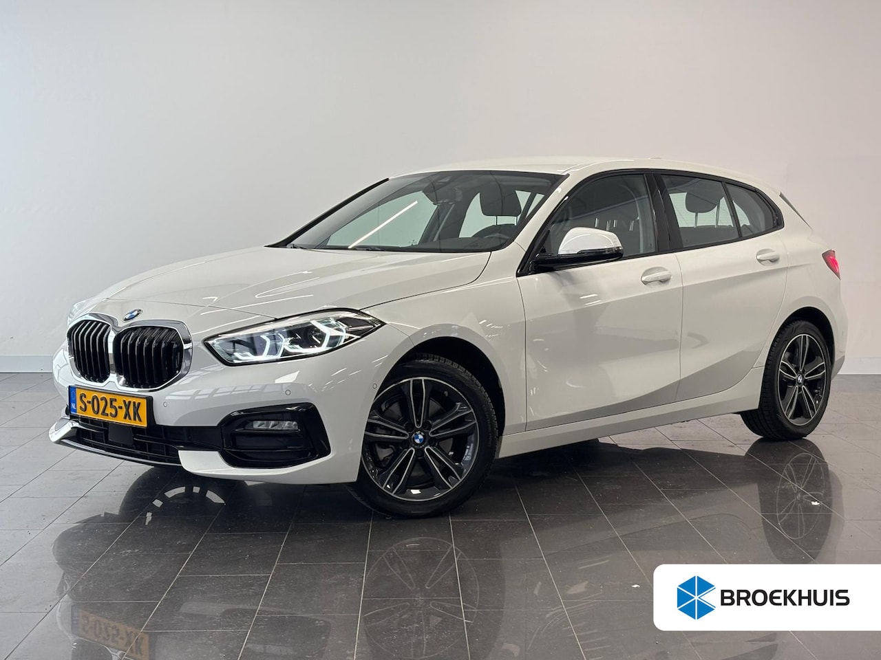 BMW 1-serie - Introduction Edition Sportstuur | Sportstoelen | Parkeersensoren voor en achter | Achterui - AutoWereld.nl