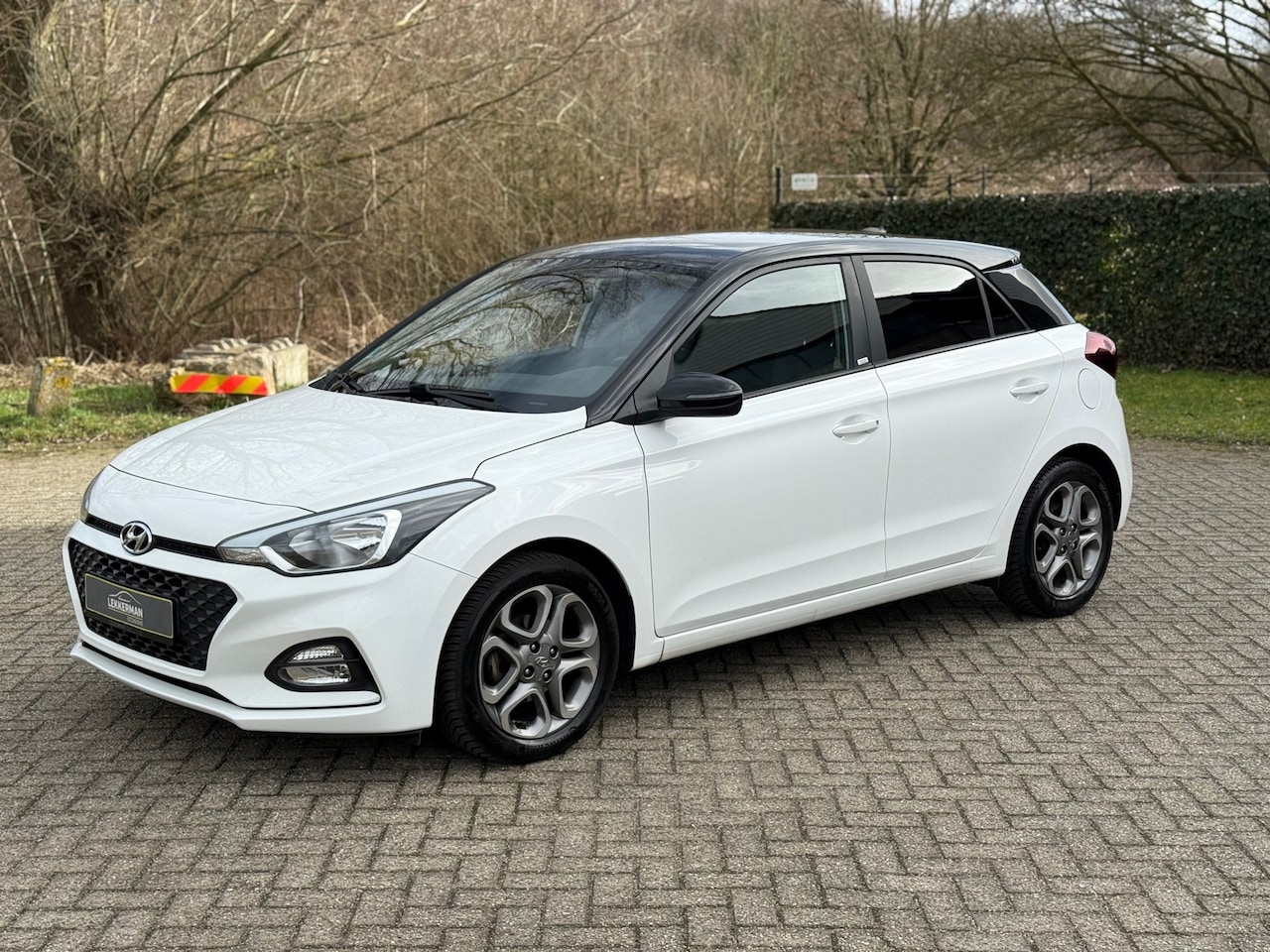 Hyundai i20 - 1.2i Black Edition CAMERA I PDC I VOLL DEALER I CLIMA I STOELVER - AutoWereld.nl