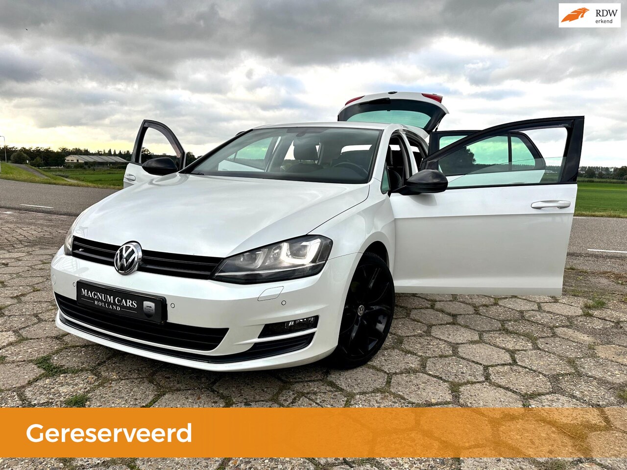 Volkswagen Golf - 1.4 TSI R-LINE Parelmoer 5D XENON AIRCO STOELVERWARMING NAVI SCHERM NIEUWE APK - AutoWereld.nl