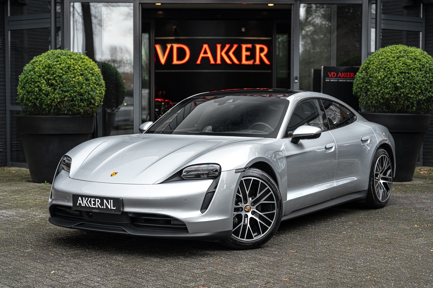 Porsche Taycan - Performance Accu Plus | Panoramadak | Adapt. Stoelen | ACC | 360° Camera - AutoWereld.nl