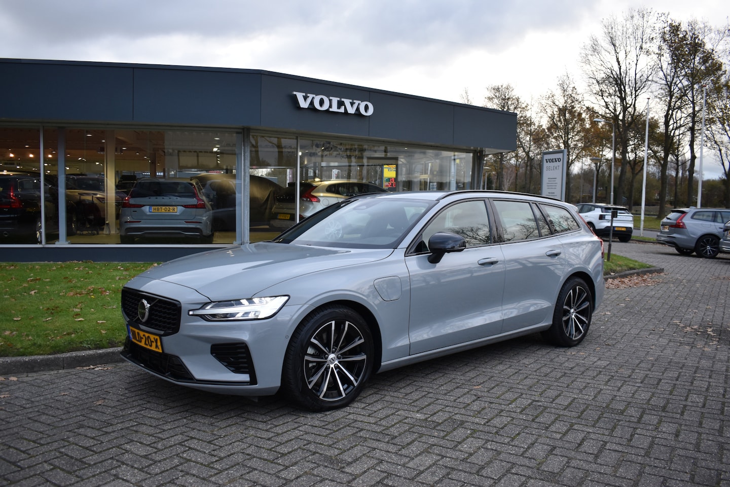 Volvo V60 - T6 AWD 350PK Plug-in hybrid Plus Dark | Trekhaak | H&K | Contour stoelen | 360 Camera | 19 - AutoWereld.nl
