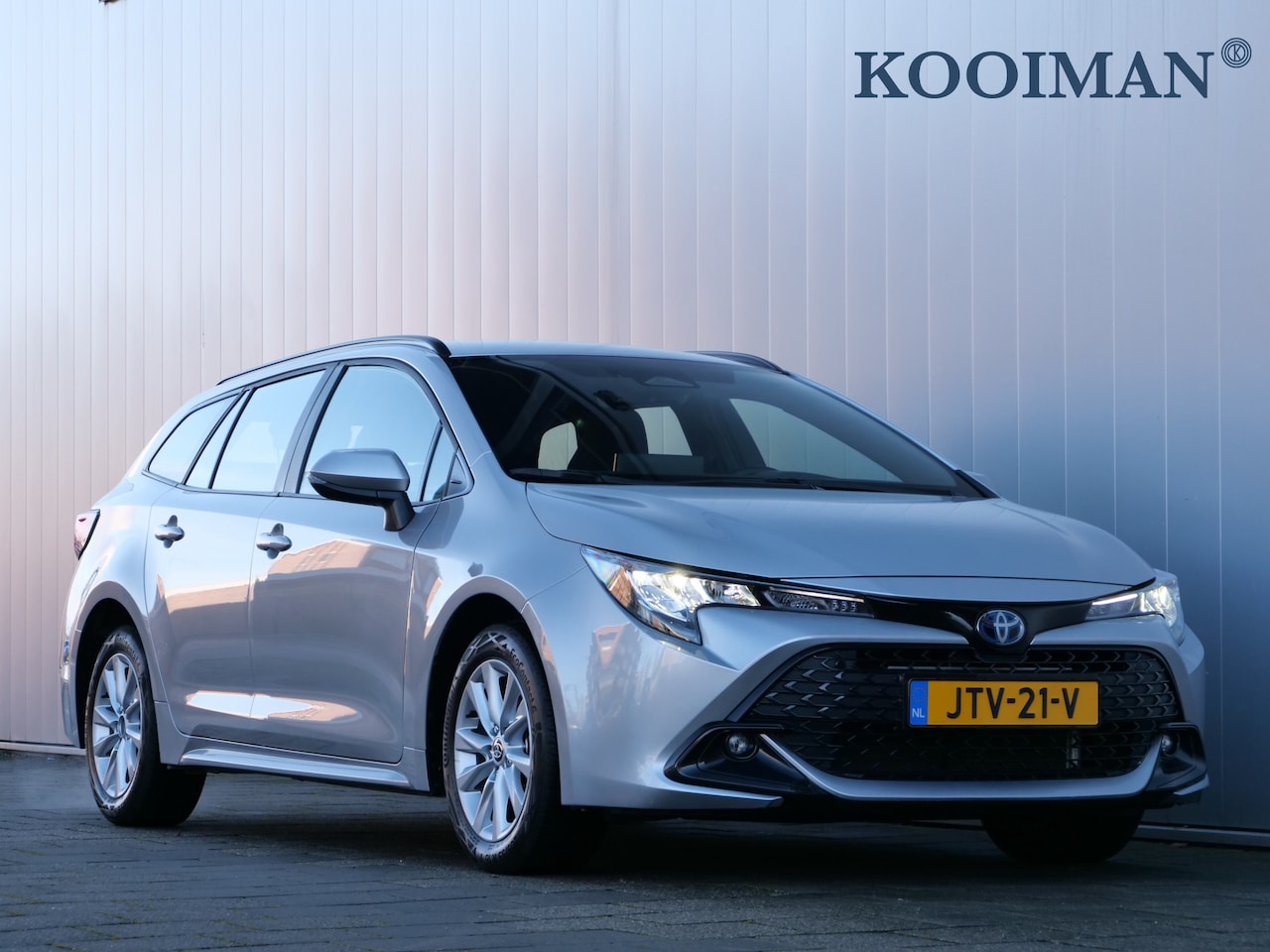 Toyota Corolla Touring Sports - Hybrid 140 Pk Active Automaat DAB / Apple Carplay / Camera / Stoelverwarming - AutoWereld.nl