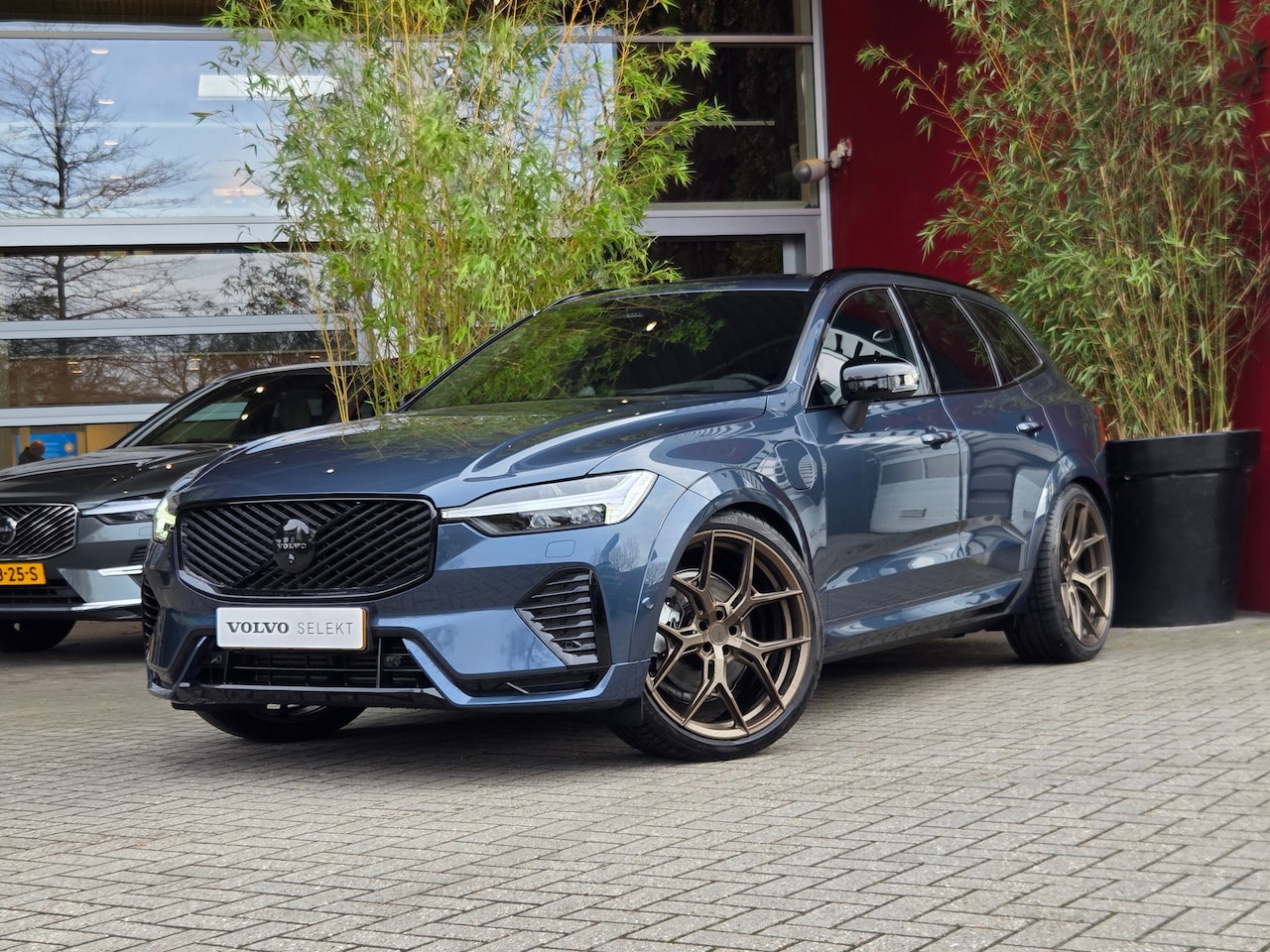 Volvo XC60 - 2.0 T8 Plug-in hybrid AWD Ultra Black Edition | 22" VOSSEN HF-5 | Full Option! | Bowers&Wi - AutoWereld.nl