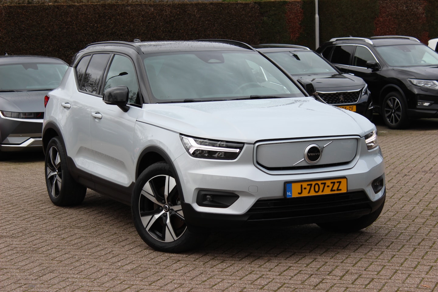 Volvo XC40 - Recharge P8 AWD R-Design / Trekhaak / Keyless / 19'' / Half leder / Stuur+Stoelverwarming - AutoWereld.nl