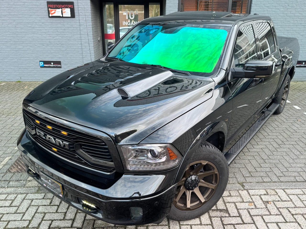 Dodge Ram 1500 - Laramie Black Ed. 5.7 V8 4x4 CrewCab Performance - AutoWereld.nl