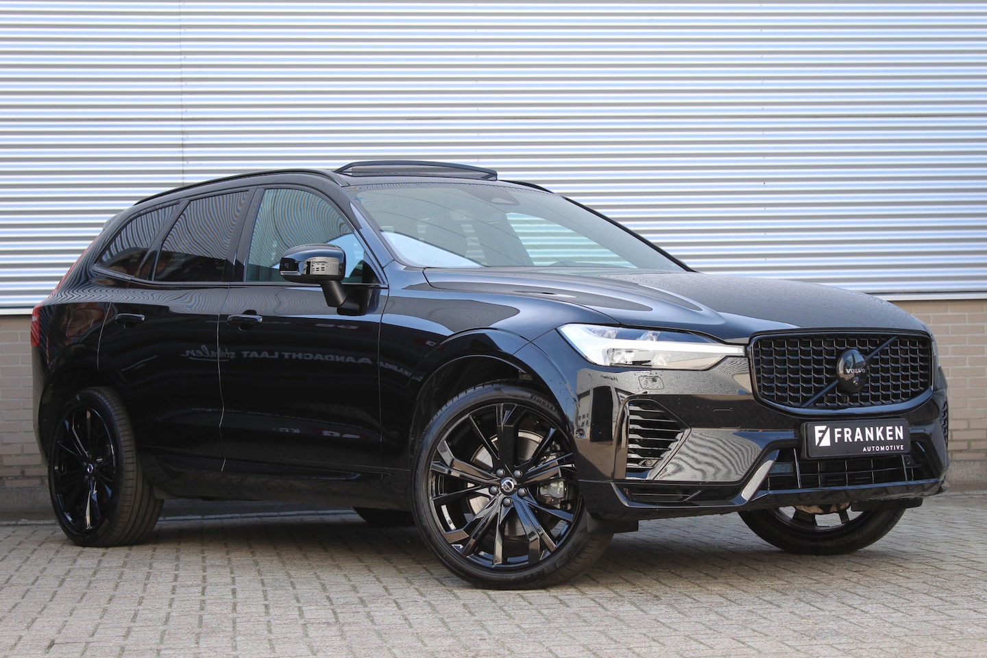 Volvo XC60 - 2.0 T6 Plug-in hybrid AWD Plus Black Edition | Trekhaak | Panoramadak | H&K | 360 camera - AutoWereld.nl